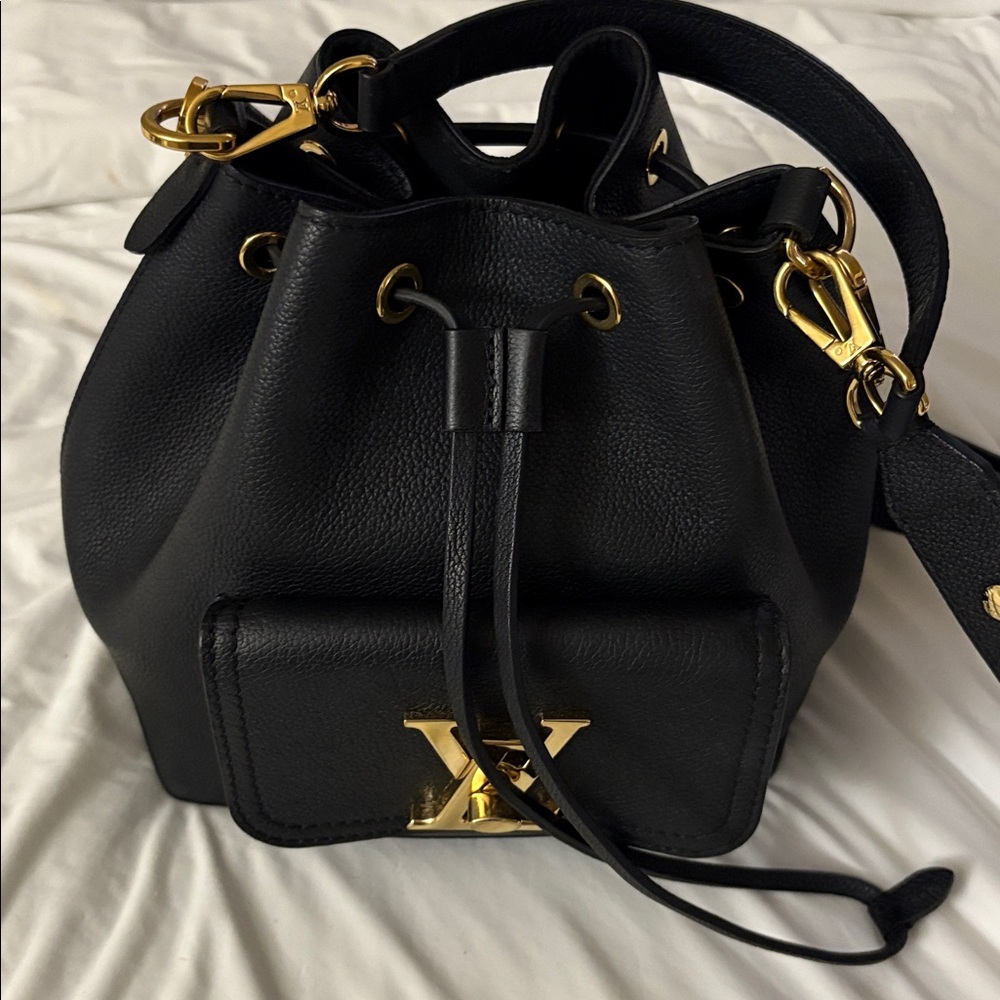 Louis Vuitton Lock Me Bucket bag - Picture 3 of 14